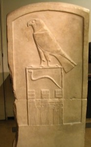 stele-roi-serpent